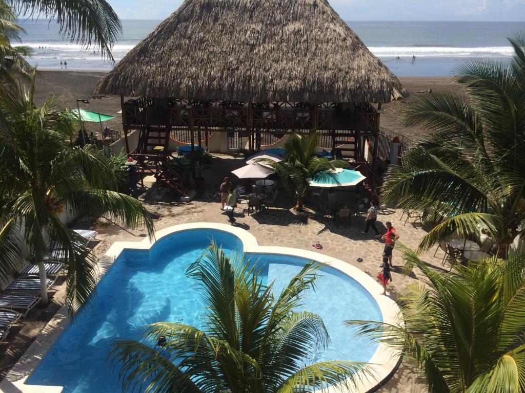 拉利伯塔德萨巴斯海滩度假酒店的享有带游泳池和海滩的度假村的顶部景致