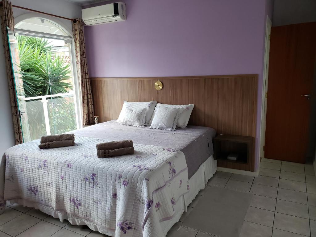弗洛里亚诺波利斯Hostel Equilíbrio的一间卧室配有一张大床和两条毛巾