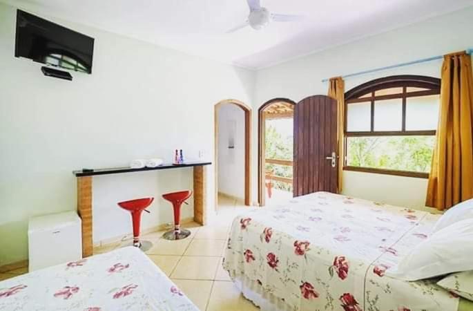 索科罗普撒达卡鲁阿鲁旅馆的一间卧室配有两张床和电视。