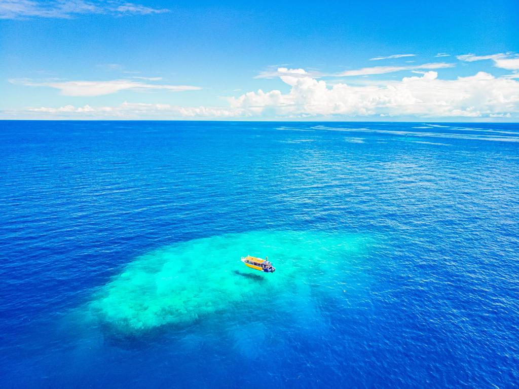 TufiTufi Resort的漂浮在海洋中部的船只