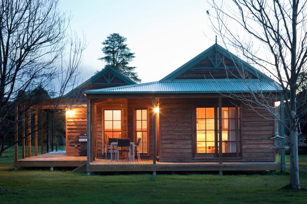 比奇沃斯Beechworth Cedar Cottages的小屋设有甲板和窗户