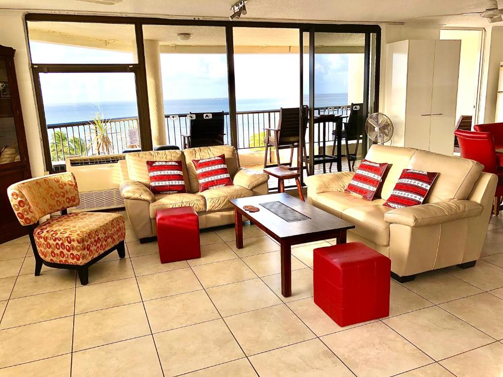 凯恩斯Cairns Apartment Esplanade Ocean Views的带沙发和桌椅的客厅