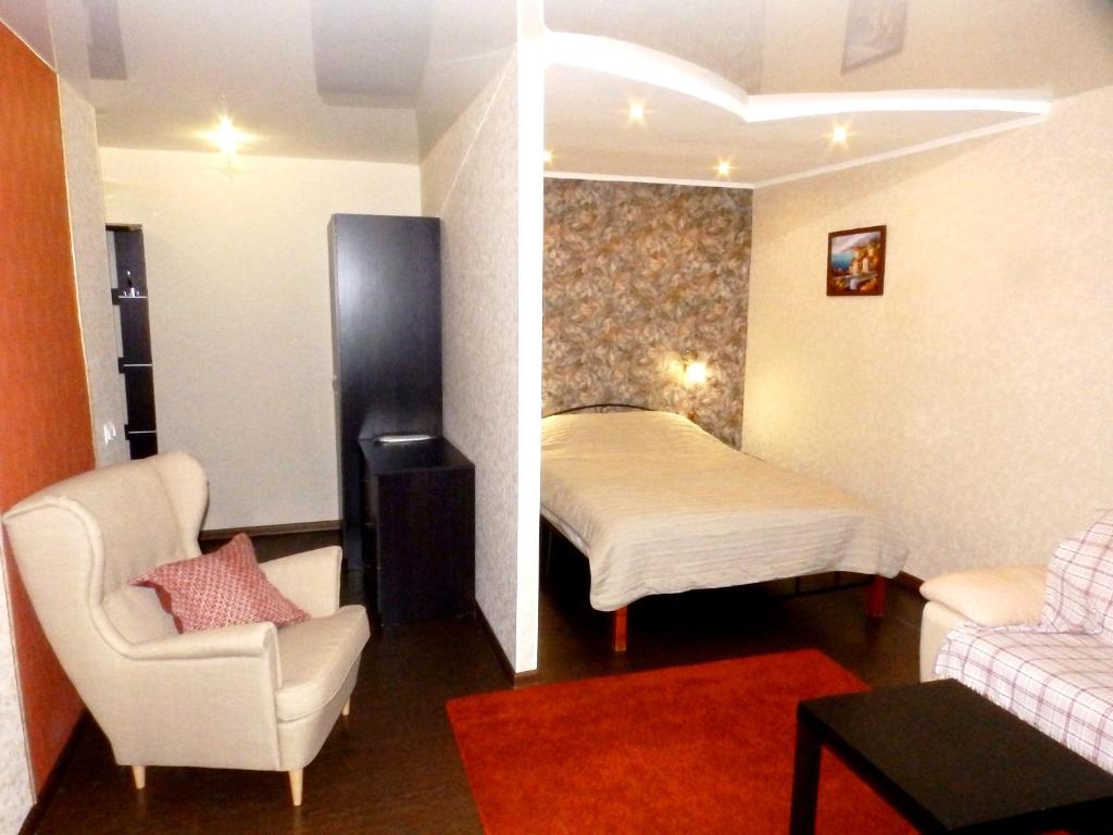 新库兹涅茨克Apart Inn的配有床、沙发和椅子的房间