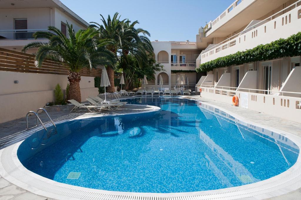普拉坦斯艾克索斯酒店的一座建筑物中央的游泳池