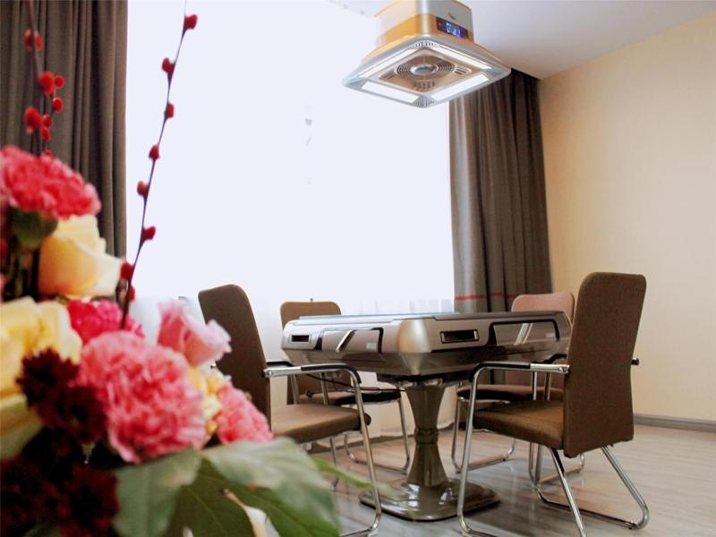 鄂州尚客优精选湖北鄂州鄂城区武汉东海洋世界店的一间带桌椅和鲜花的用餐室