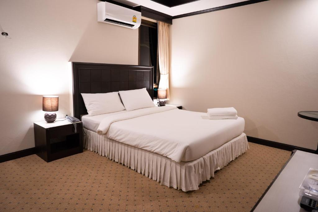 勿洞Betong Hello Hotel的酒店客房设有床和窗户。