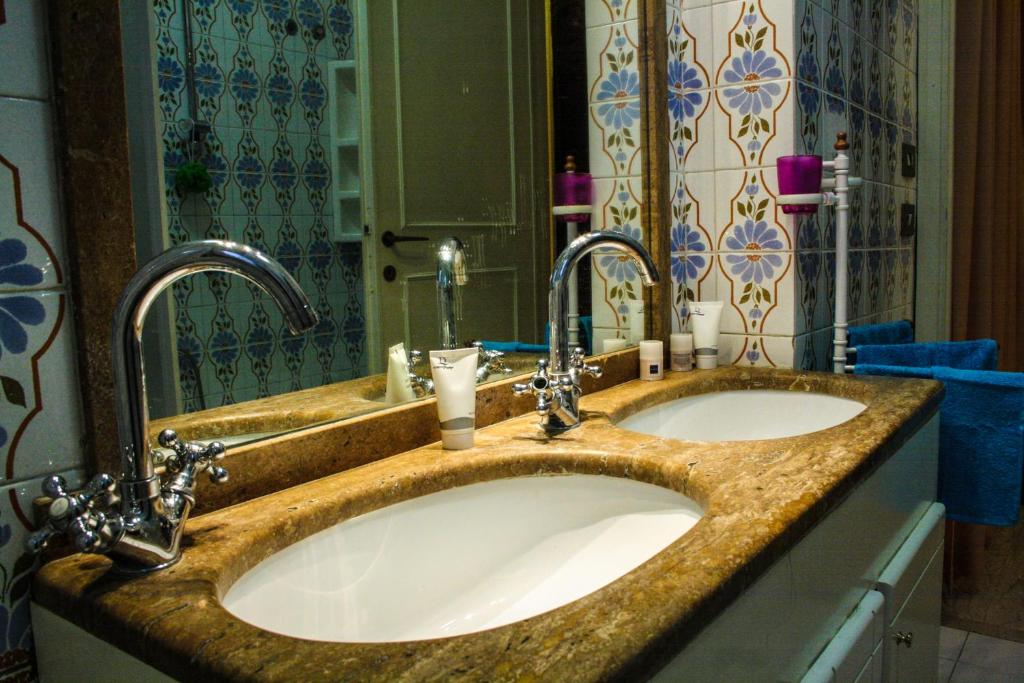 罗马罗马四季住宿加早餐酒店的浴室设有2个水槽和镜子