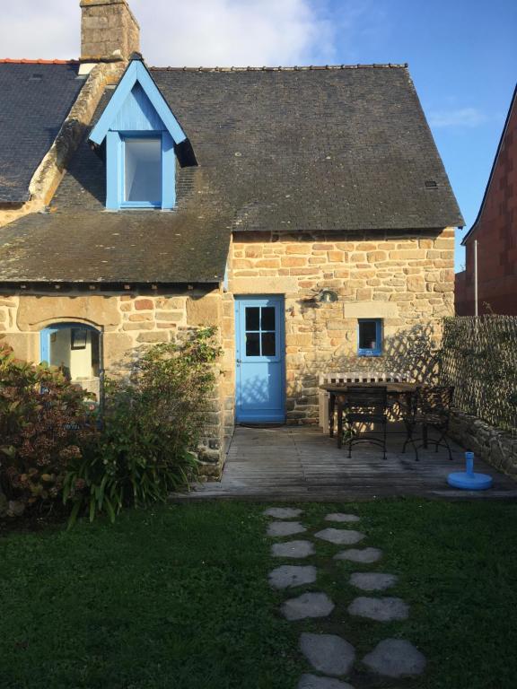 巴登La Maison Bleue的石头房子,带蓝色门和野餐桌