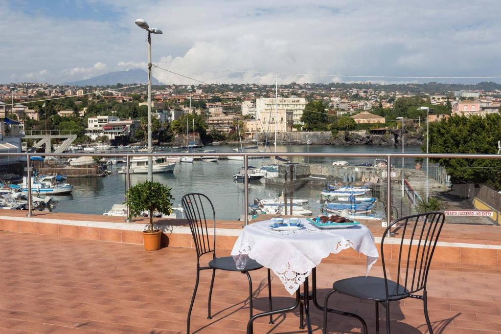 卡塔尼亚La casa di Nonna Maria的一个带码头的阳台,配有桌椅