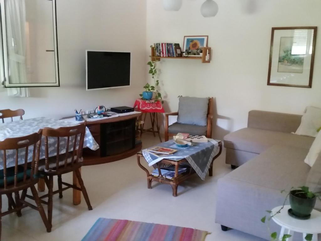 DorBeit Haner Moshav Dor的客厅配有沙发和桌子