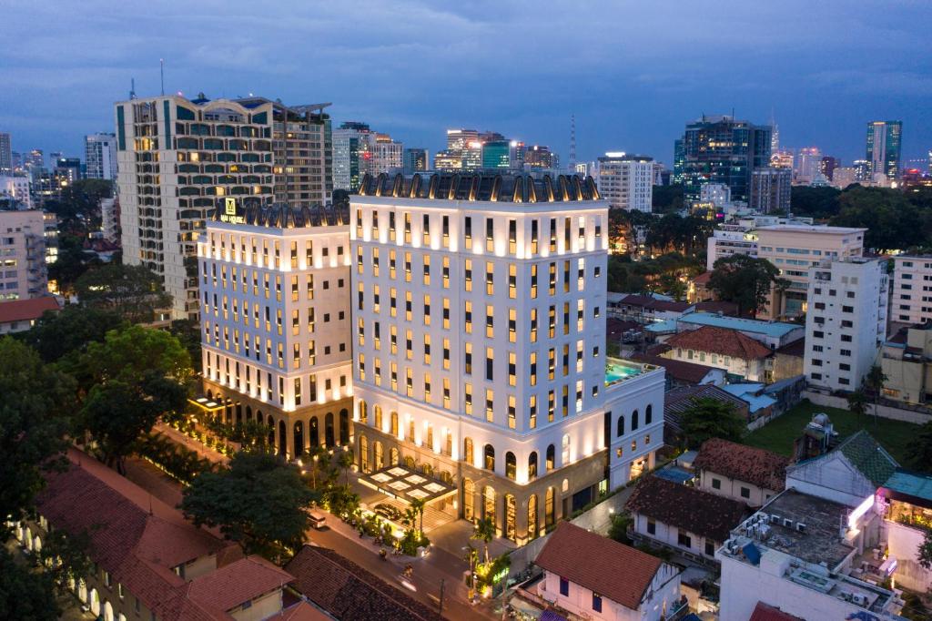 胡志明市Mai House Saigon Hotel的一座城市的白色大建筑