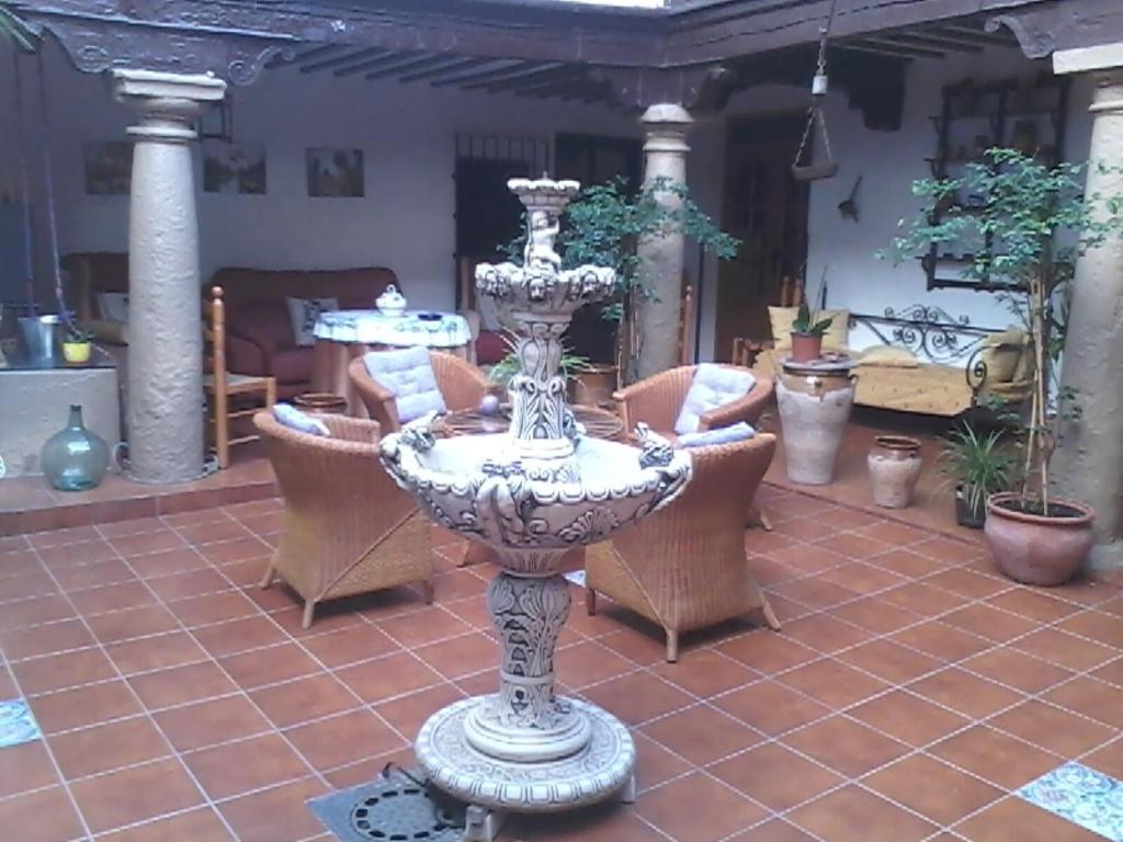 因凡特斯新镇Los Girones Pacheco的一个带椅子的庭院上的一个大型花瓶