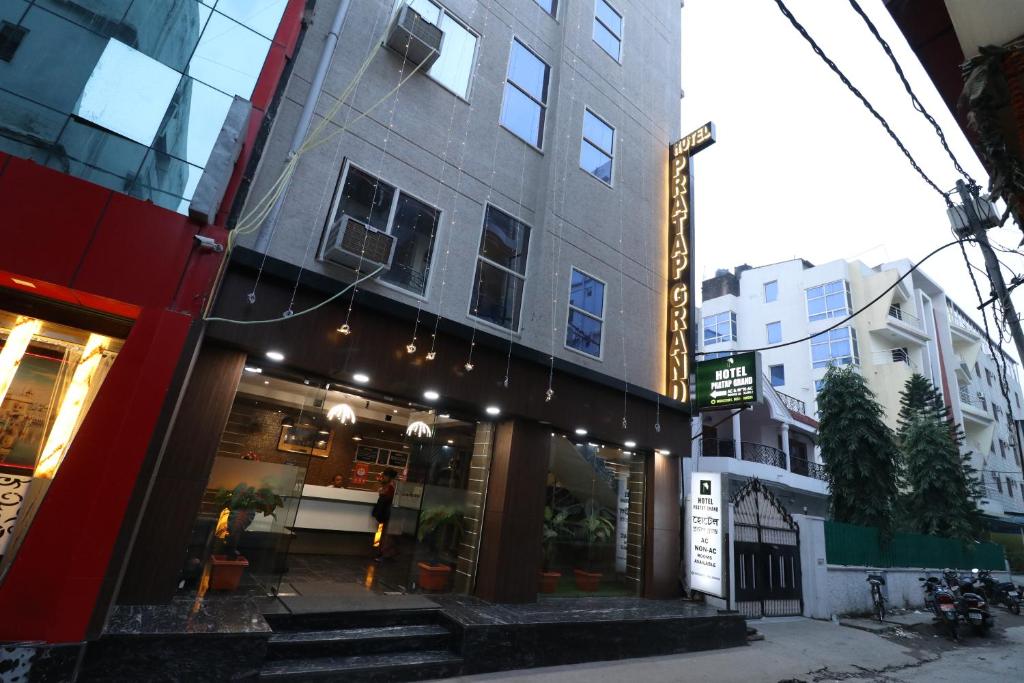 兰奇HOTEL PRATAP GRAND的城市街道上建筑物前面的商店