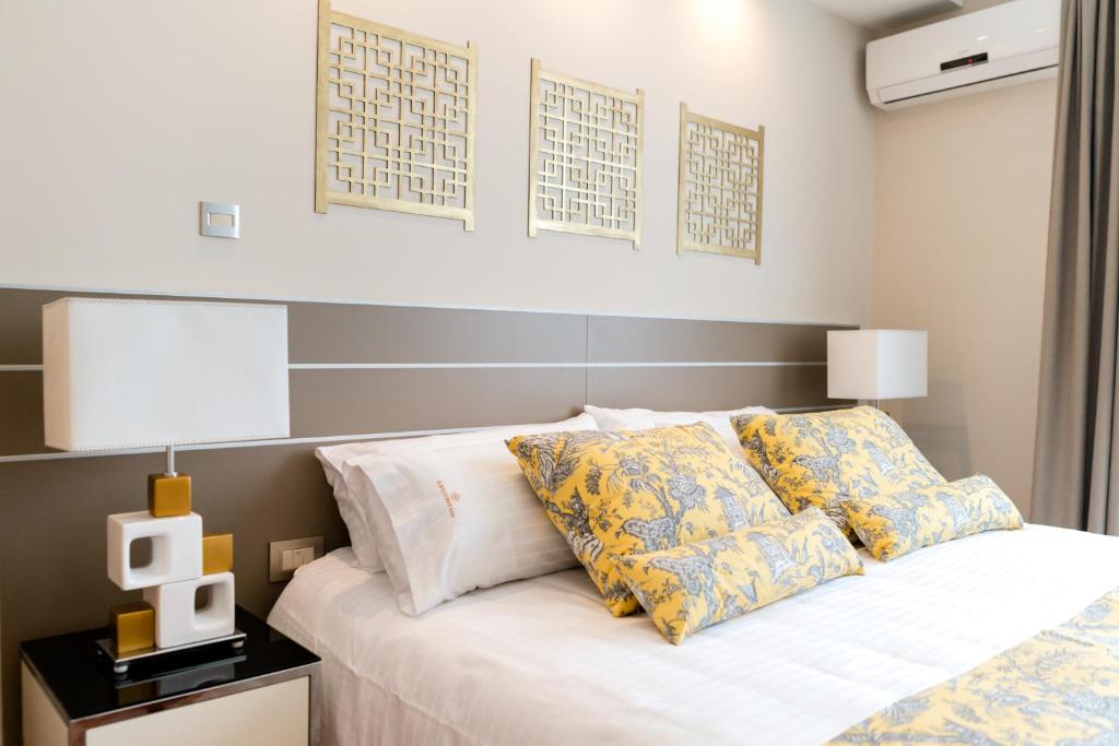 布兰卡港Sofia Soberana Hotel Boutique的卧室配有白色的床和2个枕头