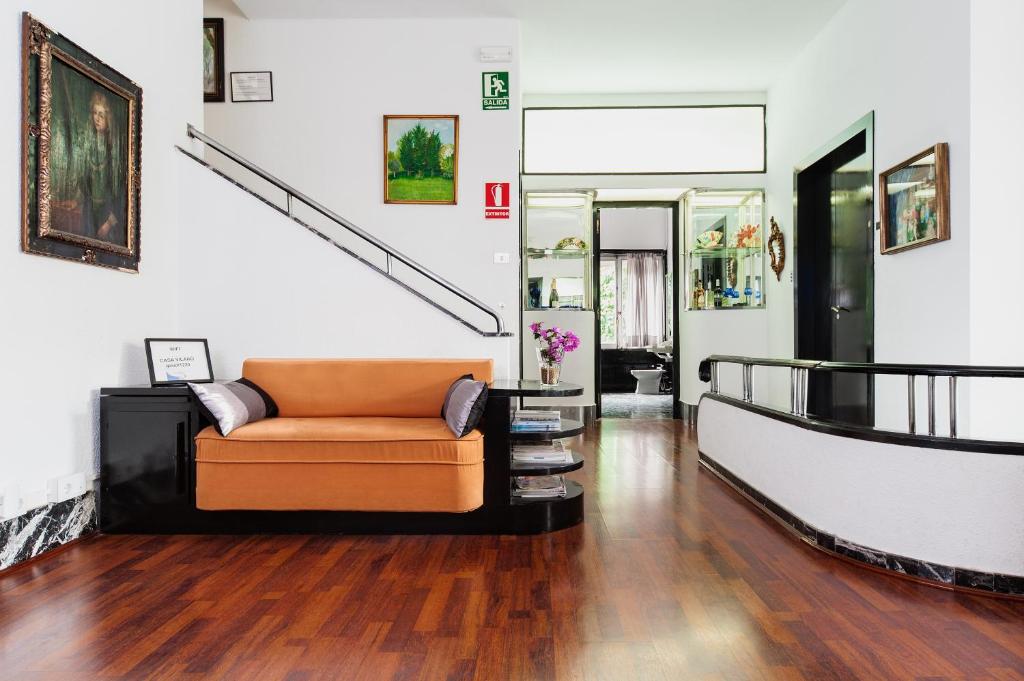 巴塞罗那归尔维拉洛公园旅馆的带沙发和楼梯的客厅