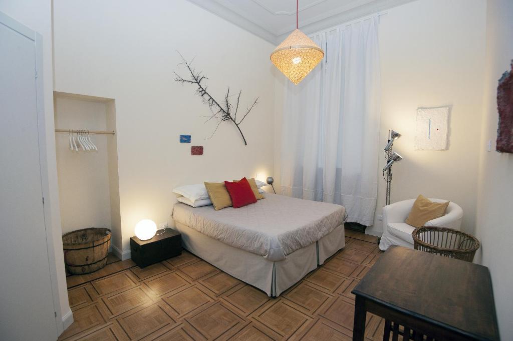 都灵B&B Torino Crocetta的卧室配有1张床、1张桌子和1把椅子
