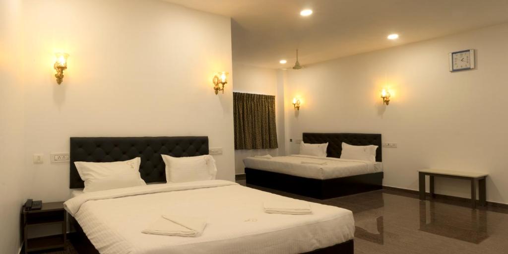 蓬蒂切里COSY CHAMBRE的酒店客房,设有两张床和两张桌子