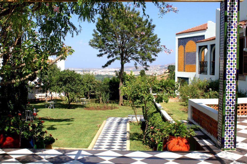 得土安里亚德达阿恰奇旅馆的享有花园的景色。