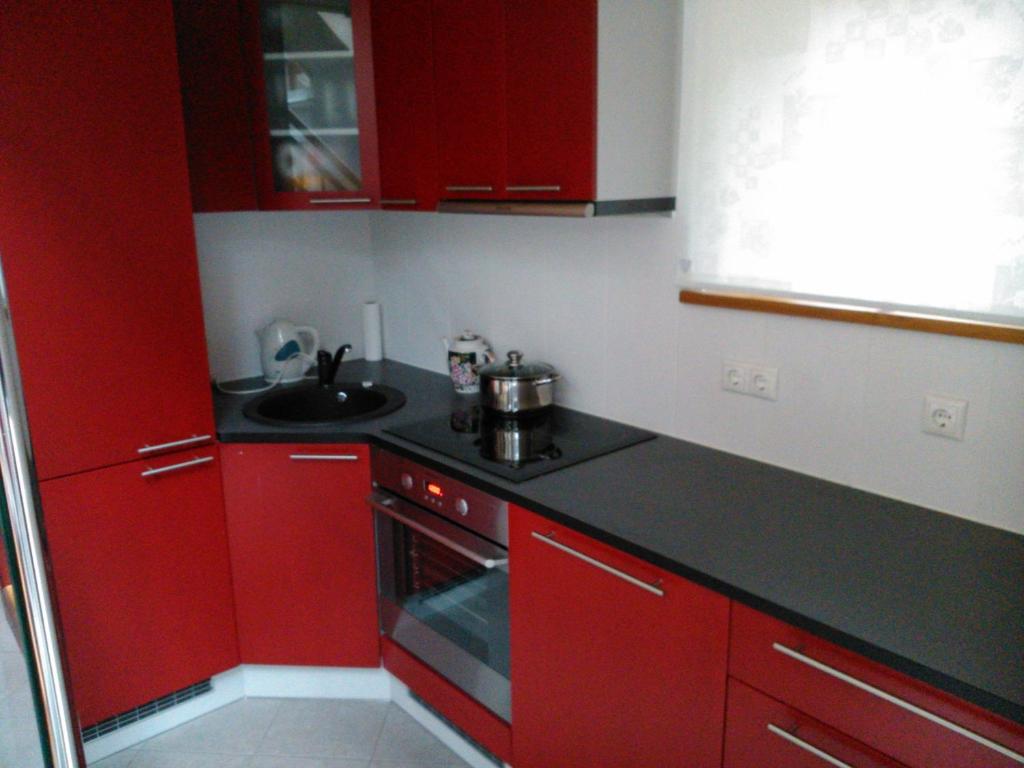 Misso普里亚尔菲假日公园的红色的厨房,配有红色橱柜和水槽