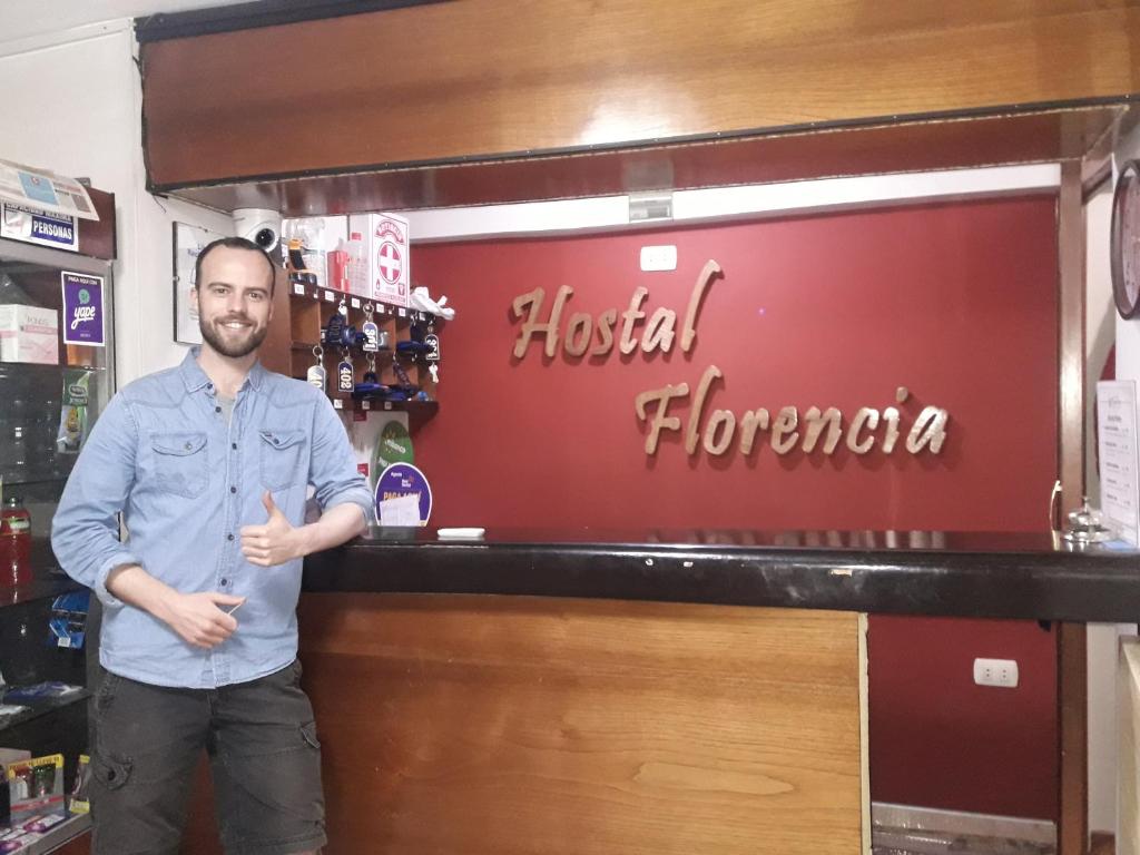 瓦拉斯Hostal Florencia的站在酒吧前的人