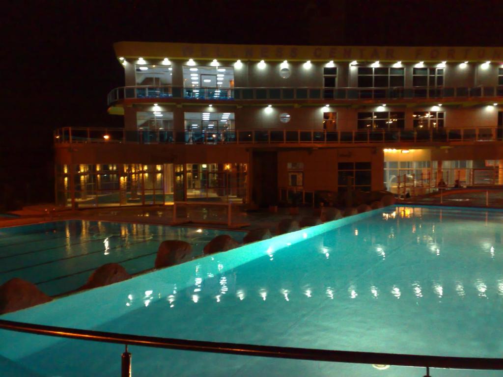 巴尼亚卢卡弗杜拿酒店的一座大楼前的大型游泳池