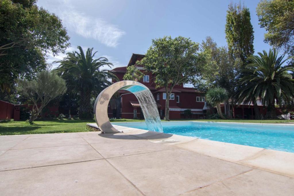 拉拉古纳Villa María的游泳池前的喷泉