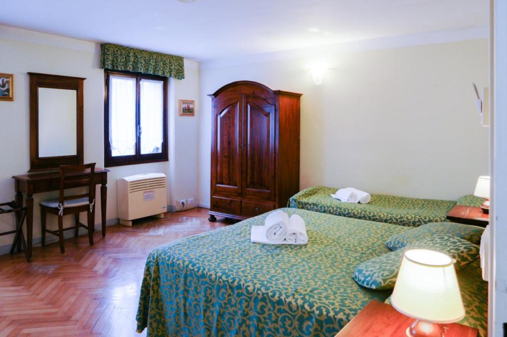 威尼斯Corte Canal Venice的酒店客房设有两张床和钢琴