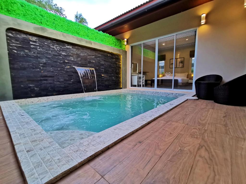 甲米镇The Apex private pool villa Krabi的一座房子里一个带瀑布的游泳池