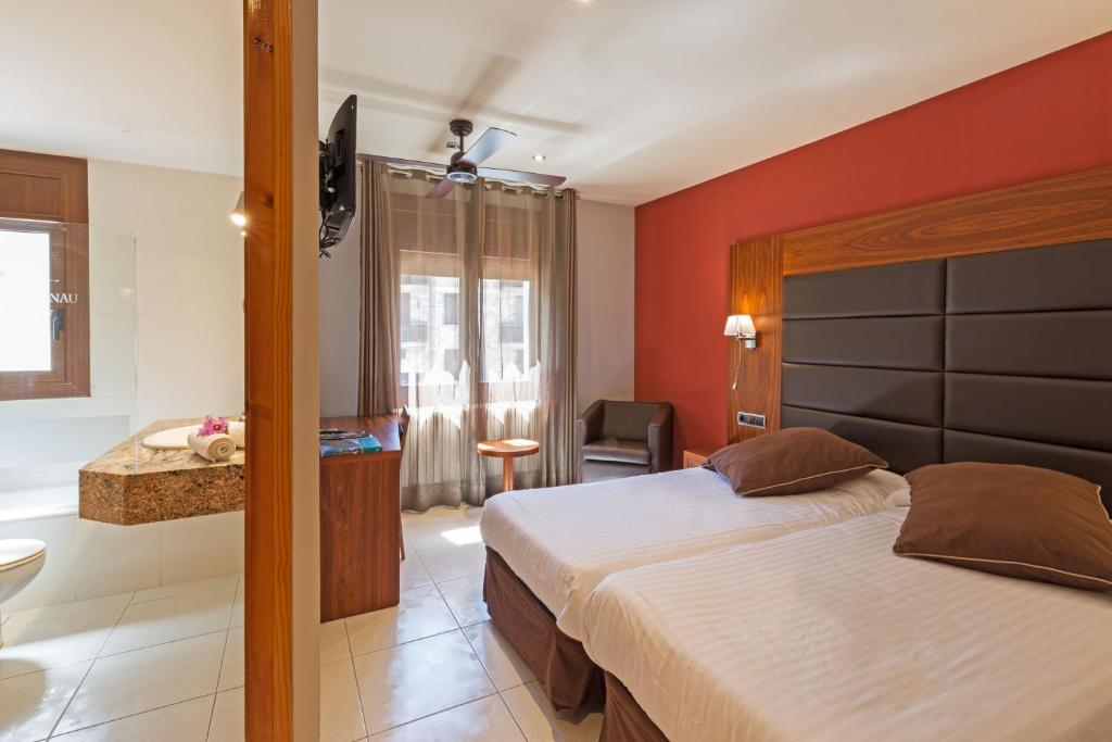 Escaló卡斯特拉努餐厅酒店的一间酒店客房 - 带一张床和一间浴室