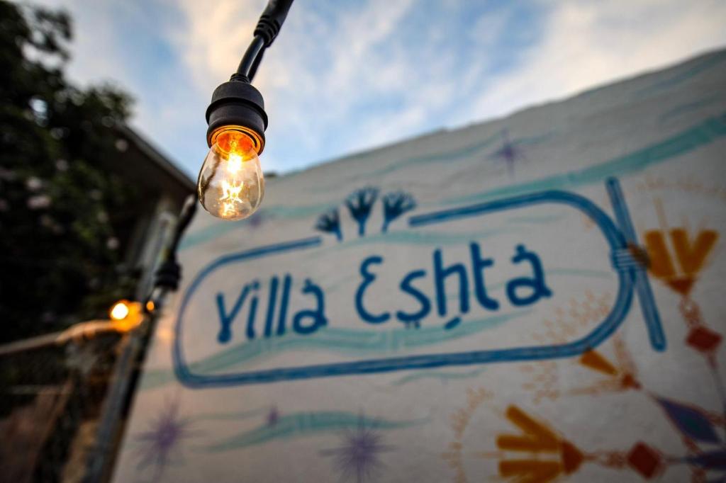 圣胡安Villa Eshta的墙上有路标的路灯