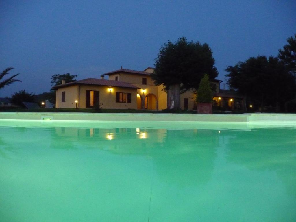 马萨马里蒂马Agrisantanna的夜晚的房子和游泳池