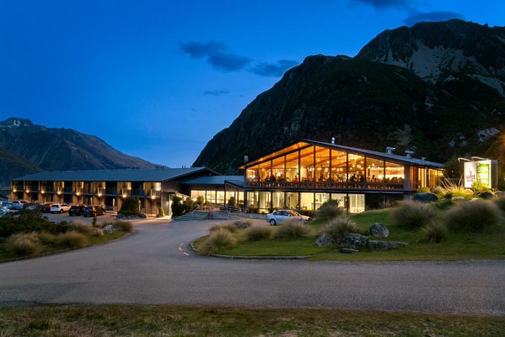 库克山村Mt Cook Lodge and Motels的酒店背景是一座山地建筑