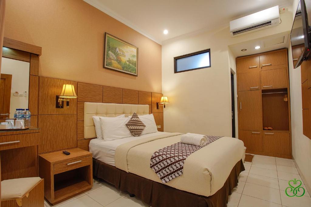 日惹Selaras Inn Syariah的一间酒店客房 - 带一张床和一间浴室