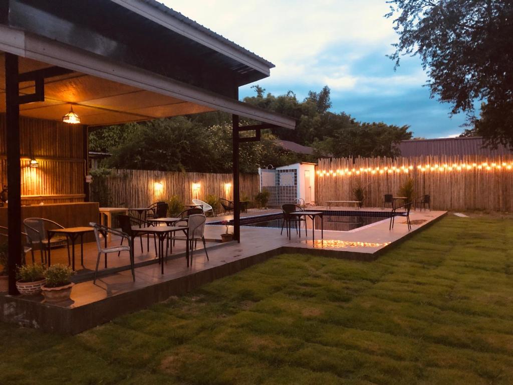 拜县Serene Resort的一个带桌椅和围栏的庭院