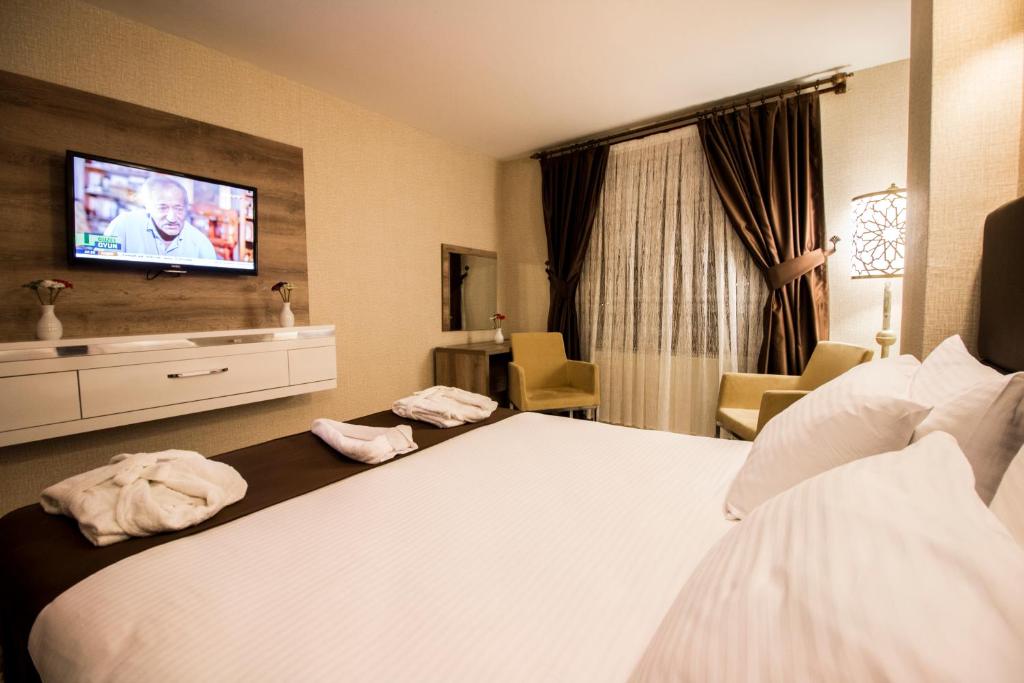 内夫谢希尔商务酒店的一间酒店客房,配有一张床和一台电视