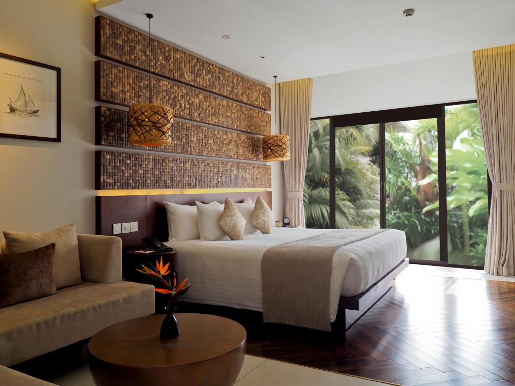 富国Salinda Resort Phu Quoc - Sparkling Wine Breakfast的一间卧室配有一张床和一张沙发