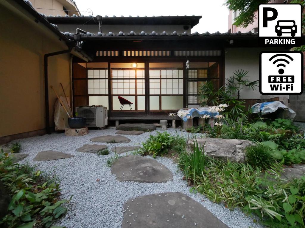 熊本SUMITSUGU HOUSE Grandpa的一座拥有岩石和建筑的亚洲花园