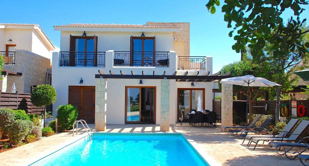 库克里亚3 bedroom Villa Cardia with private pool, Aphrodite Hills Resort的别墅前设有游泳池