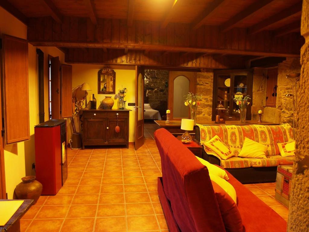 钱塔达A Casa do Río的客厅配有沙发和桌子