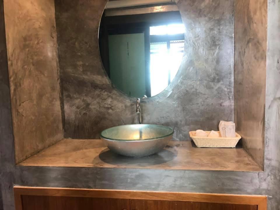 班柯木慕客塔马林德度假村的一间带碗水槽和镜子的浴室