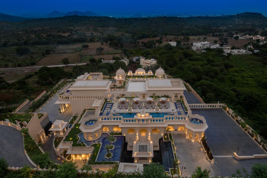 乌代浦Aurika, Udaipur - Luxury by Lemon Tree Hotels的豪宅的空中景观