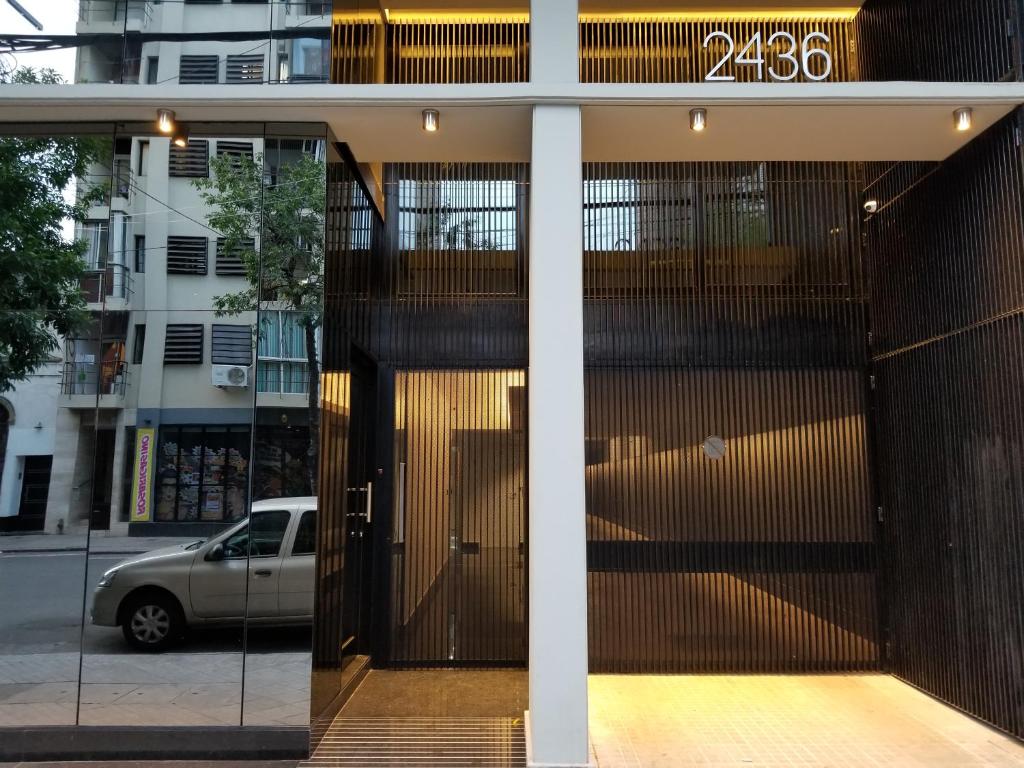 罗萨里奥Luminosos y modernos departamentos en Rosario的一座带木门的建筑的入口