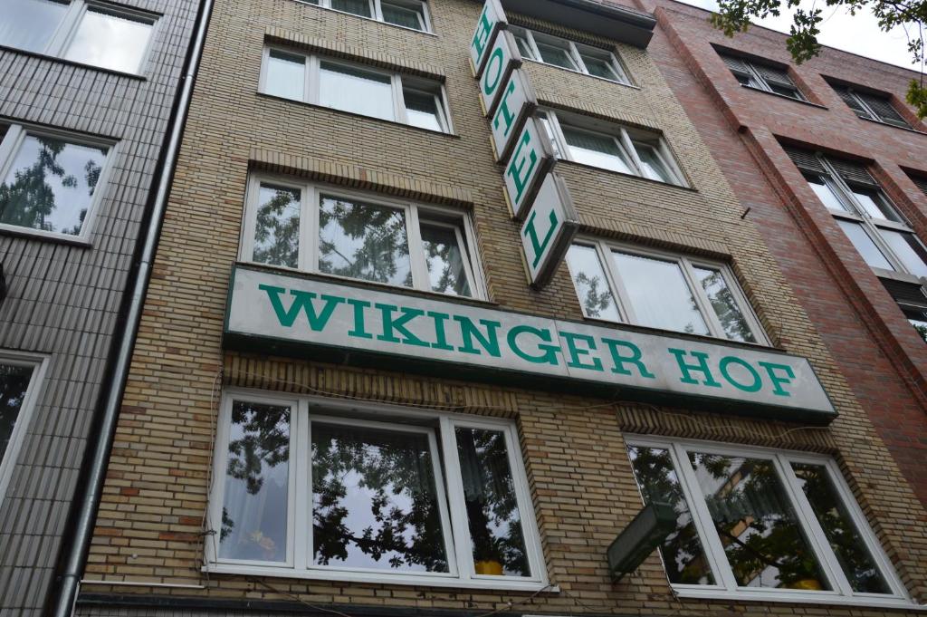 汉堡Hotel Wikinger Hof的上面有 ⁇ 的 ⁇ 号的建筑物