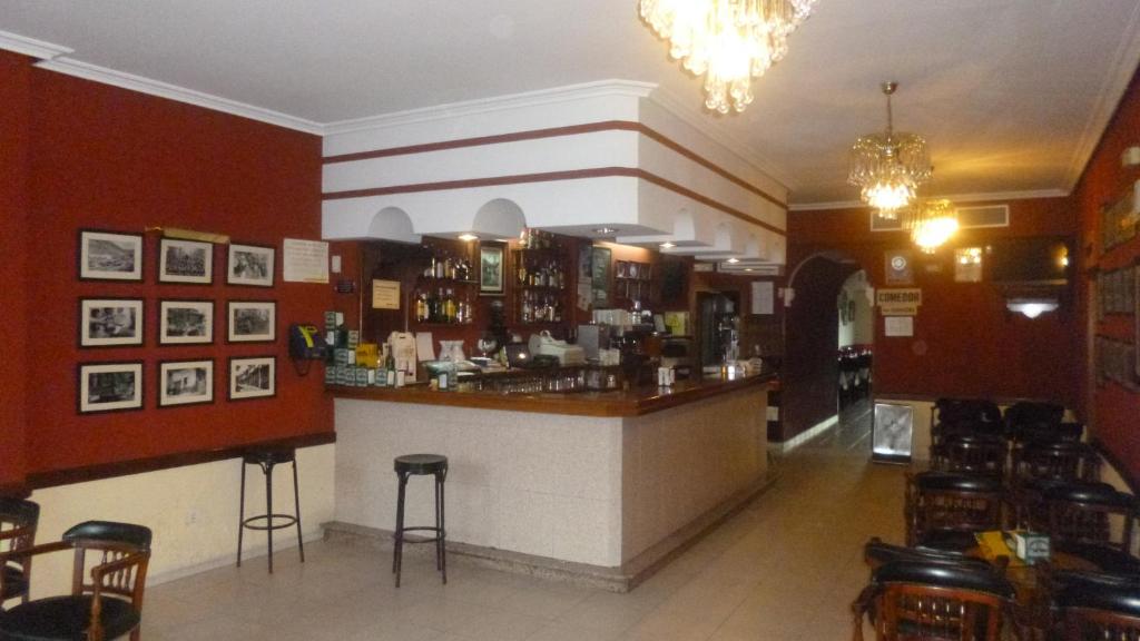 瓜达卢佩塞雷佐旅馆的餐厅设有酒吧,在房间内摆放着凳子