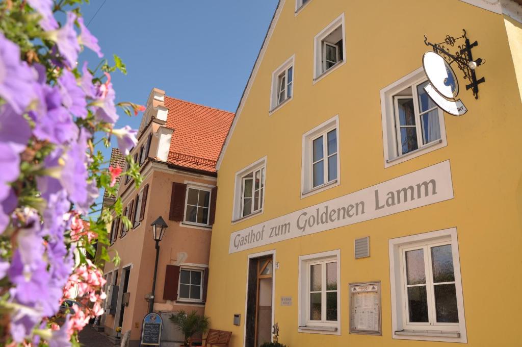 哈尔堡Hotel Gasthof zum Goldenen Lamm的黄色的建筑,上面有读着教堂花园 ⁇ 的标志