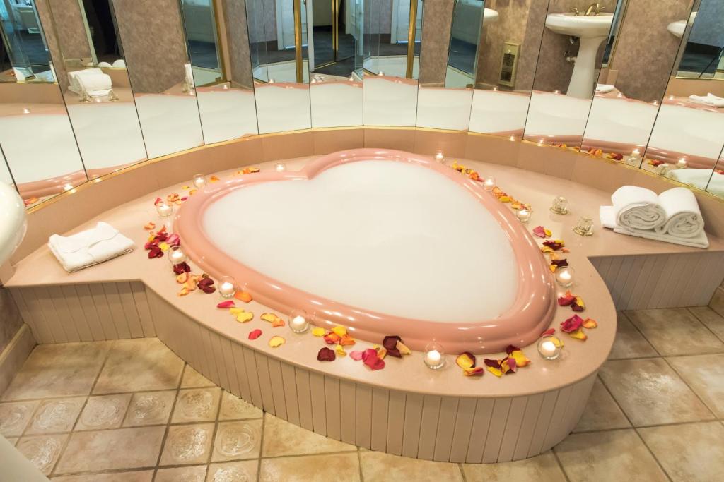 Lakeville湾港度假酒店的浴室内设有一个浴缸,四周有鲜花