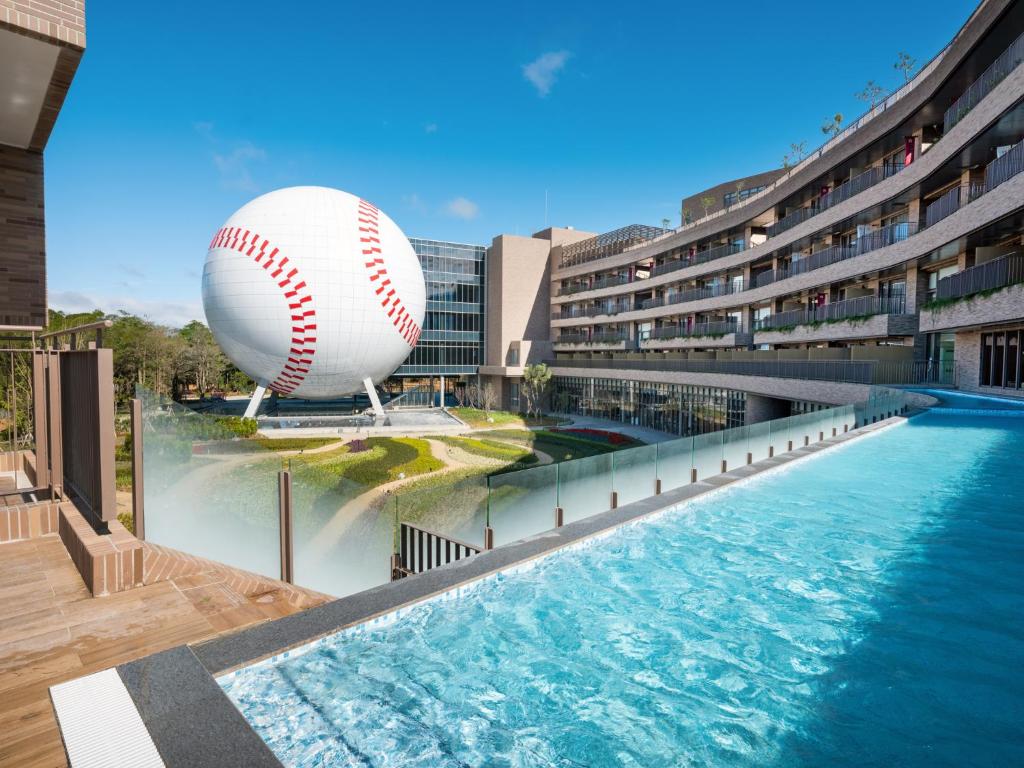 龙潭名人堂花园大饭店的巨型棒球和在建筑物前的球