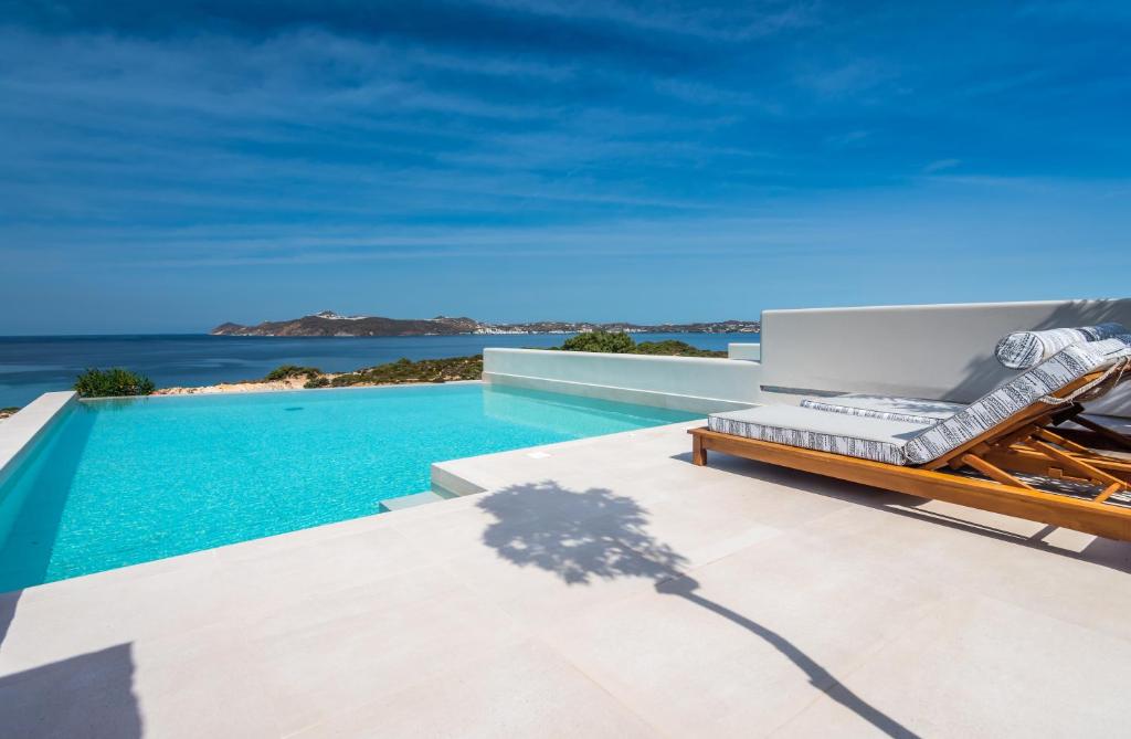 阿达玛斯Hotel Milos Sea Resort的一座带游泳池和大海的别墅