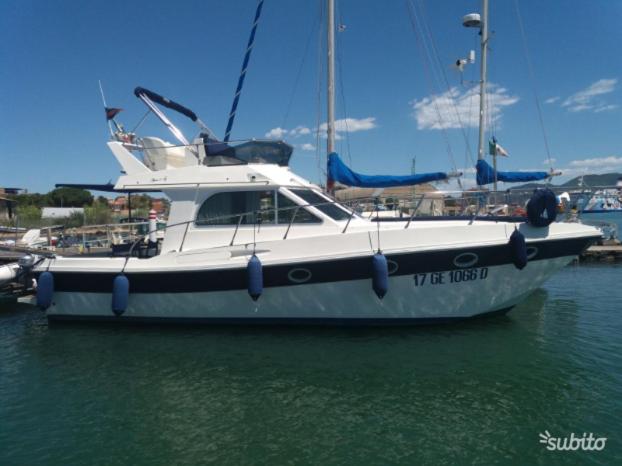 圣雷莫Sanremo charter boat and breakfast的一艘白船停靠在水中