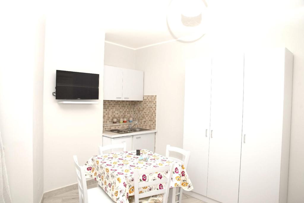 那不勒斯One bedroom apartement with wifi at Napoli的白色的厨房配有桌椅